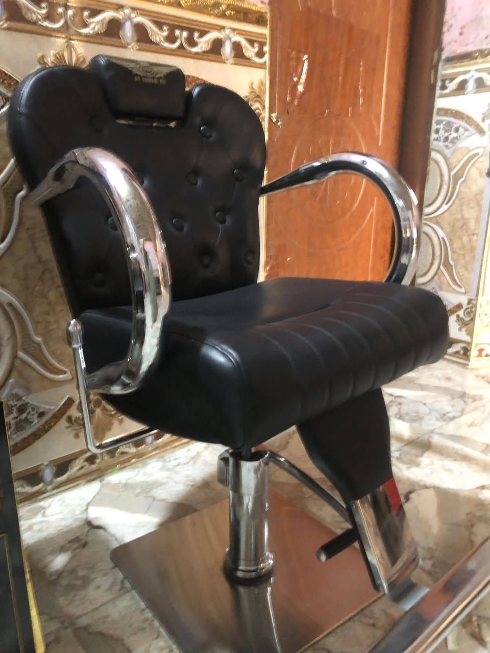 كراسي عدد 2
ميز حلاقه 2
استخدام شهر لو 40 يوم
سعر 500 وبيهن مجال شي بسيط
***********
