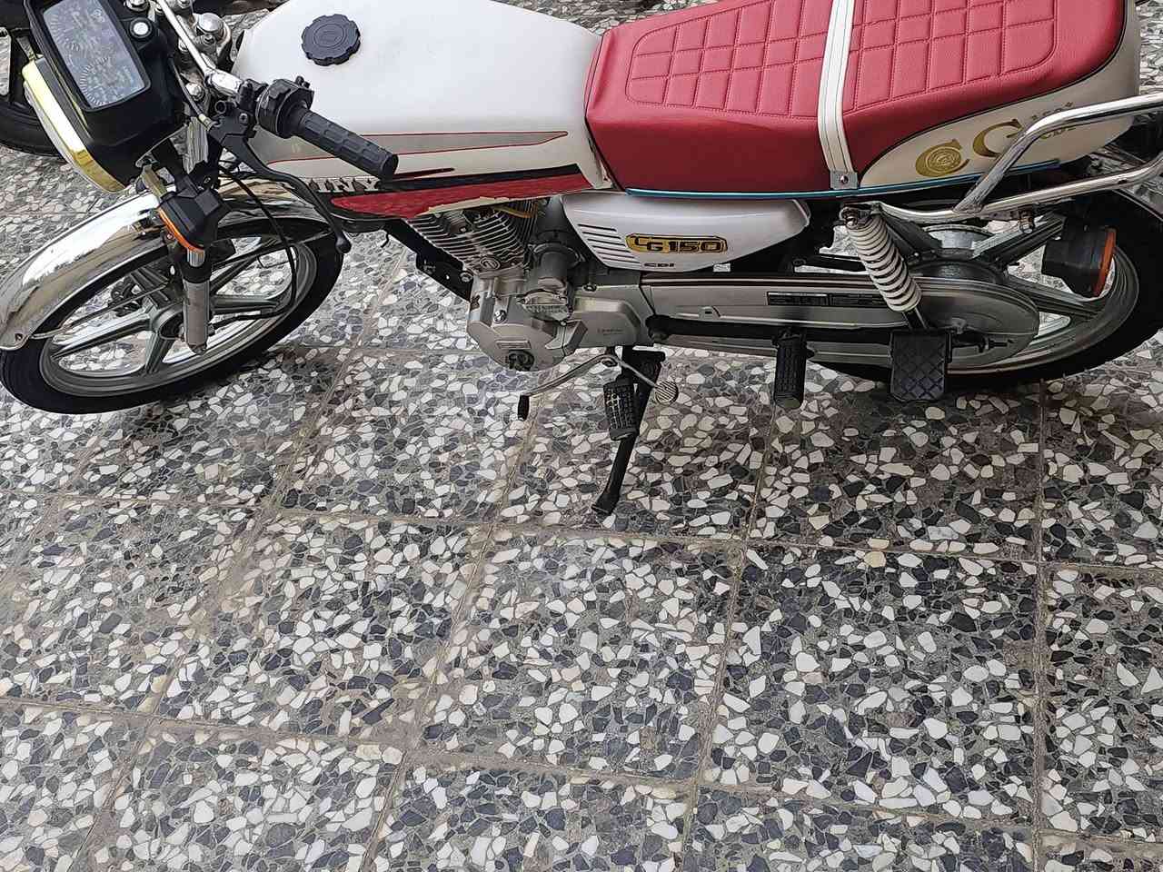 السلام عليكم سافاني باب اول 2020 5 كير مكينة 150 دراجة نضيفة وكاملة ما بيهة شي ما يشتغل ماشية 11 الف اوراق كاملة تايرات جدد سلف هندر مكينة ما تنسمع خرسة مكاني بغداد الحسينية سعرهة 425 وبيهة مجال رقم ***********
