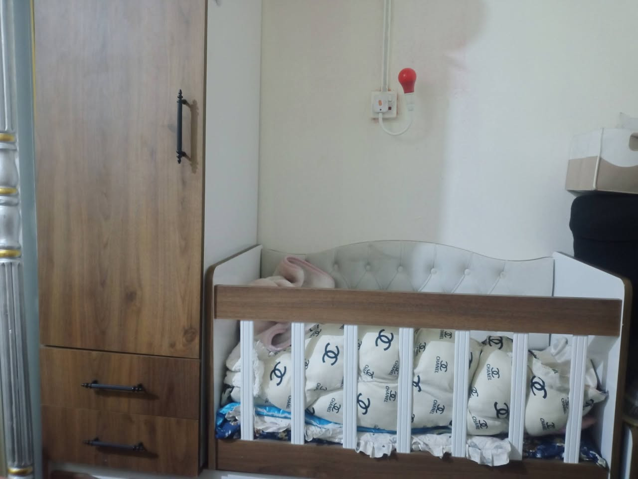 غرفه نوم كويتي للبيع مع كاروك تركي نضيفات والكاروك جديد
في البصره كرمة علي السعر مليون  الغرفه والكاروك وبيها مجال ***********
