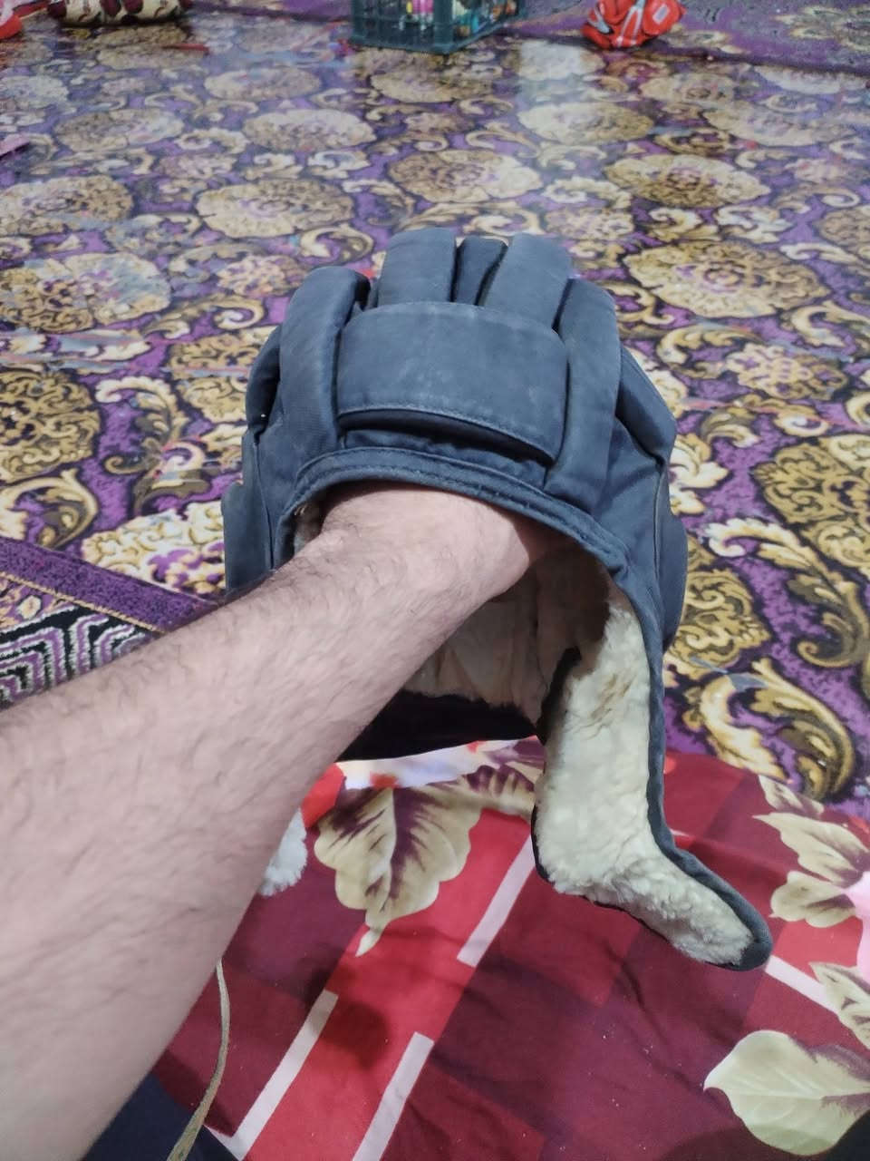 خوذةعسكرية   فرو جلد طلي طبيعي قديمة متاحة 25ألف مكاني كوت ***********
