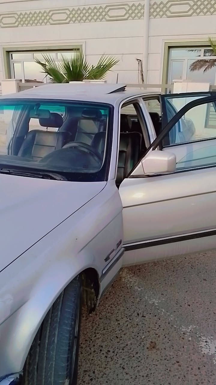 BMW
1994فول مواصفات
كشر بلادي 
كير ومحرك جديد 
صدر جديد تخم تاير 
قرفه جلد كشن كهربائيّ 
كهربايات كله شقاله تبريد طك البوري ماله 
مكان الفلوجه الشهابي السعر 55وبيه مجال 
***********

