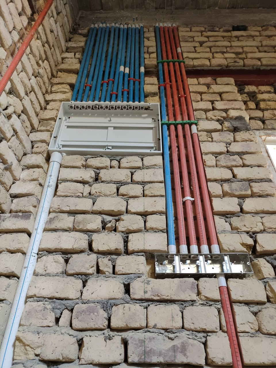 🔌⚒️ تنفيذ تأسيسات كهربائية متكاملة حفر الجدران باستخدام الكوسرة
تحديد المسارات بدقة عالية باستخدام الليزر
تثبيت بايب كهرباء نظامي وتثبيت محكم
🏠 المنظومات المنفذة داخل البيت:
⚡ منظومات تبريد
🌐 منظومة إنترنت وشبكات
📷 منظومة كاميرات مراقبة
☀️ منظومة طاقة شمسية
📐 شغلنا مطابق للمواصفات الهندسية
🧼 دقة، نظافة، والتزام بالتنفيذ
📩 للتواصل والاستفسار: راسلنا عالخاص أو الاتصال على 
***********
#تأسيسات_كهرباء #كوسرة #ليزر #سمارت_هوم #كاميرات #طاقة_شمسية
