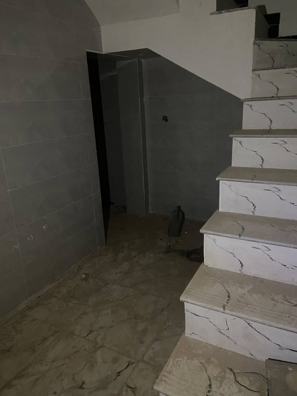 السلام وعليكم للبيع بيت بل جواهري كامل الخدمات مساحه 64متر طابقين يحتوي على تلاث غرف نوم حمامات 2 مطابخ2حار وبارد البيت بناء حديث بعده محد ساكن بيه شارع عرضه 10كهرباء مجاري كله كامل شارع العام مالته تبليط باقي بس الفرع ممبلطه البيت جديد جديد جديد للبيع نقد السعر 75وبيه مجال للاستفسار مراسله خاص او الاتصال ***********
