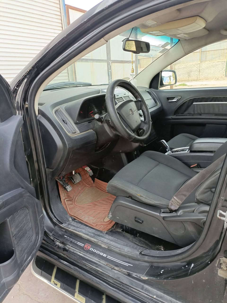 السلام عليكم جورني للبيع موديل 2011 رقم بغداد مشروع وطني سيارة جديدة وجاهزة مكينه 7سلندر 7 راكب جاهزه مكينه وكير وحداديه وتخم تاير كله جديد تبريد ثلج بيها صبع بل صفحه لسعر 93 لمكان بلقاسم ***********
