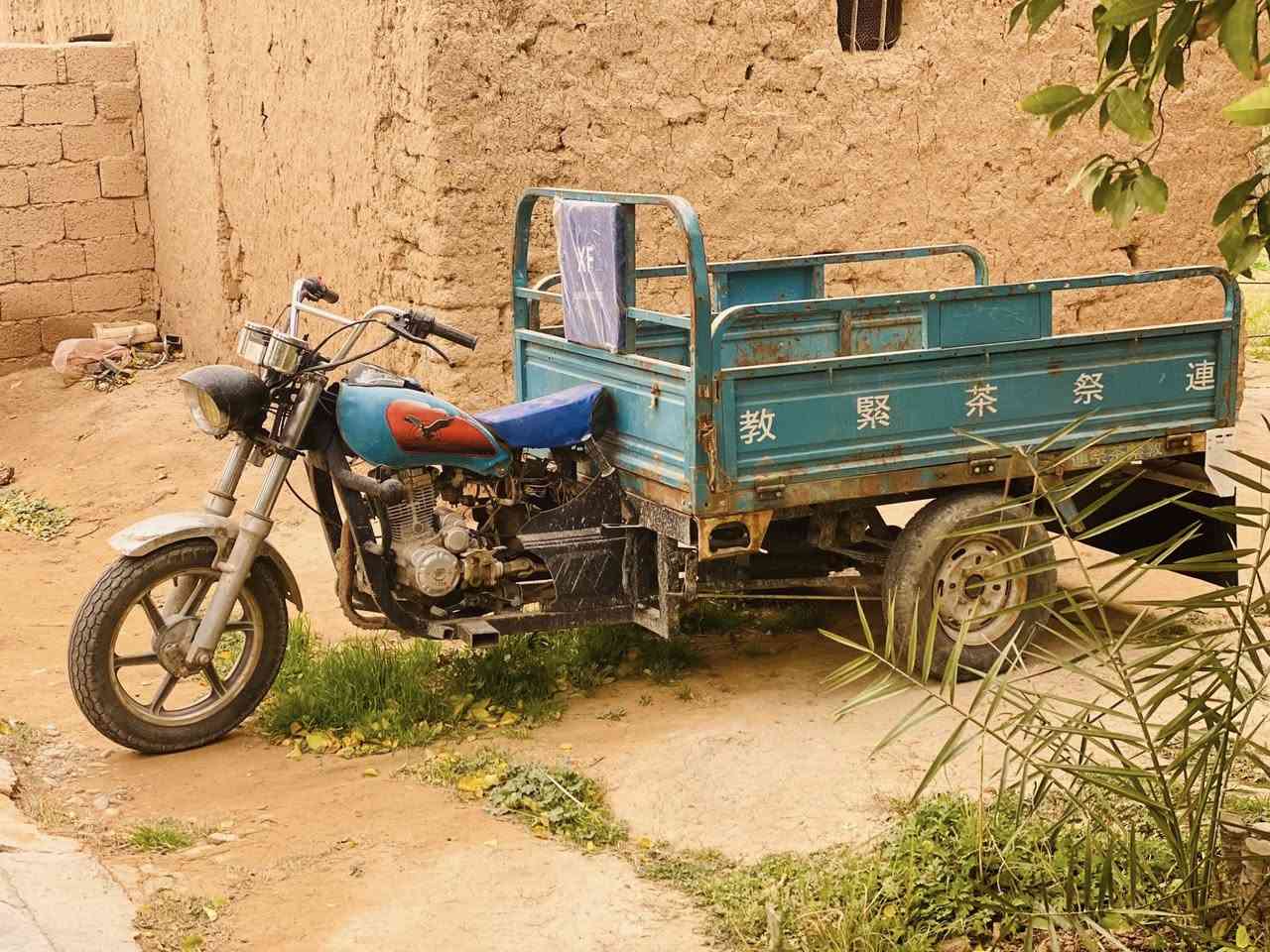 السلام عليكم
ستوتة ام طير موديل ٢٣اوراق كاملة
تايرات جدد كهربايات كلهة شغالة بس نقص باب 
بيهة لحيم بل چتوف السعر ٧٥٠وبيهة مجال
***********
