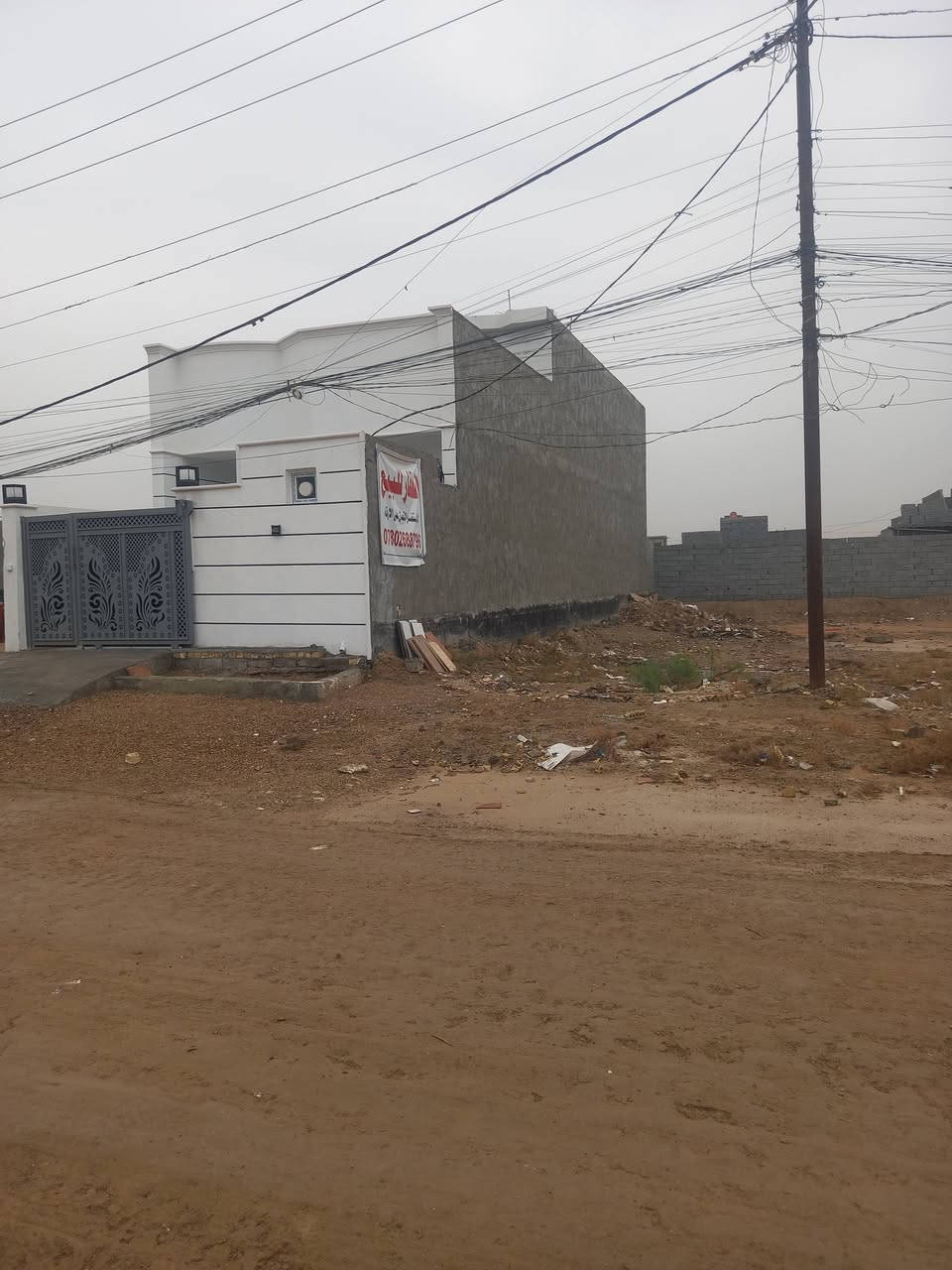 بيت للبيع 🏠 بناء 2026 طابو ملك صرف
بناء طابوك
البيت جاهز من كلشي ✅️
مساحة 156 وربع
 الوجه 6 وربع 
نزال 25
شارع 20 
نافذ على شارع 40 سايدين الجامعة 
يتكون البيت من طابق ونصف
الطابق الارضي مطبخ حار و بارد 
استقبال و صالة كبيرة
غرفة نوم و ثلاث صحيات و منورين
الطابق الاول 
صالة كبيرة وصحيات
والبيت مصبوغ داخل وخارج  
مسحوب علي قرض اسكان ومستمرين بالدفع 
العنوان _ الفلوجة _ حي المنصور _ مقابل بانزين خانة الجوهرة _ قرب جامعة الفلوجة
***********
( ( 💵 90 مليون وقابل للتفاوض 💵 ) )
