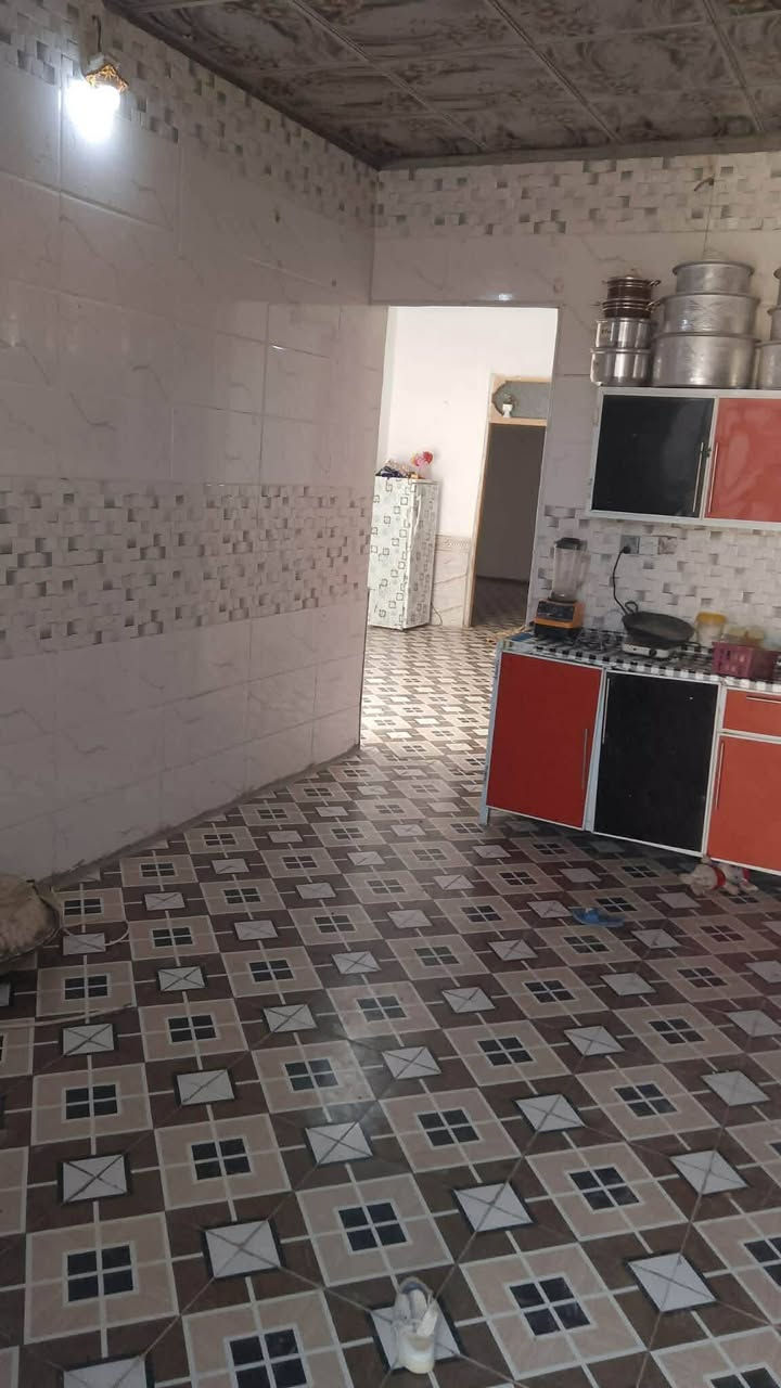 بيت عمود134طريق ياعلي مساحه 150متر بي غرفتين وصاله ومطبخ وستقبال وطارمه جبيره وصحيات خارجيه وداخليه وسقوف ثانويه وسيراميك وبرسلين يبعد عن الشارع 350 متر سعره 28 وبي مجال قرار محكمه مشمول بتطويب اتصال ع هذه الرقم ***********
