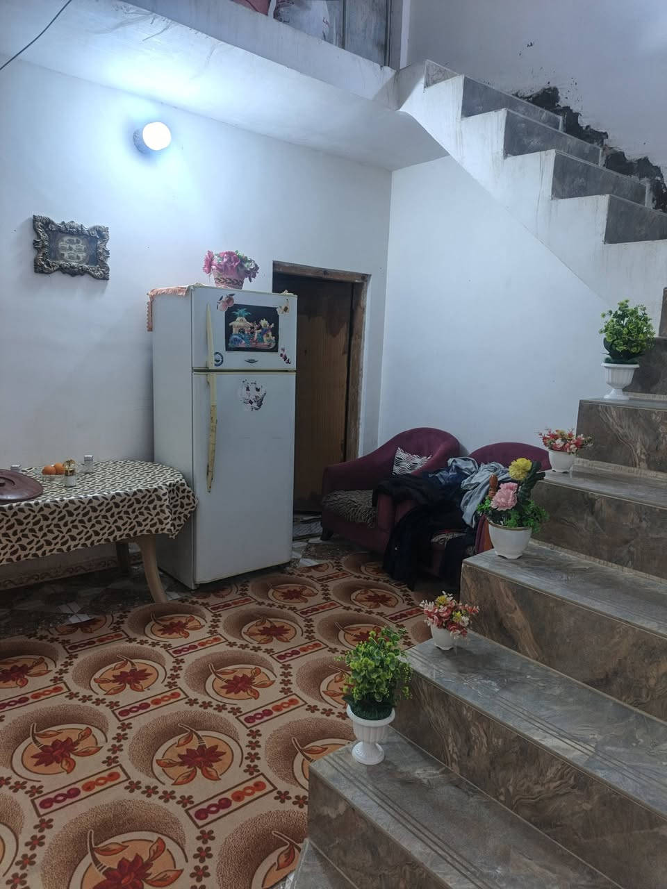 السلام عليكم مشتمل للبيع المساحه 125 بصلاح الدين خلف جامع الهدئ متكون من صاله مطبخ غرفتين وحدة فوك ووحدة جوة ديوان بيت نضيف وحلو السعر 55 قفل  ...البيت مقابيل الصبات للاستفسار ***********
