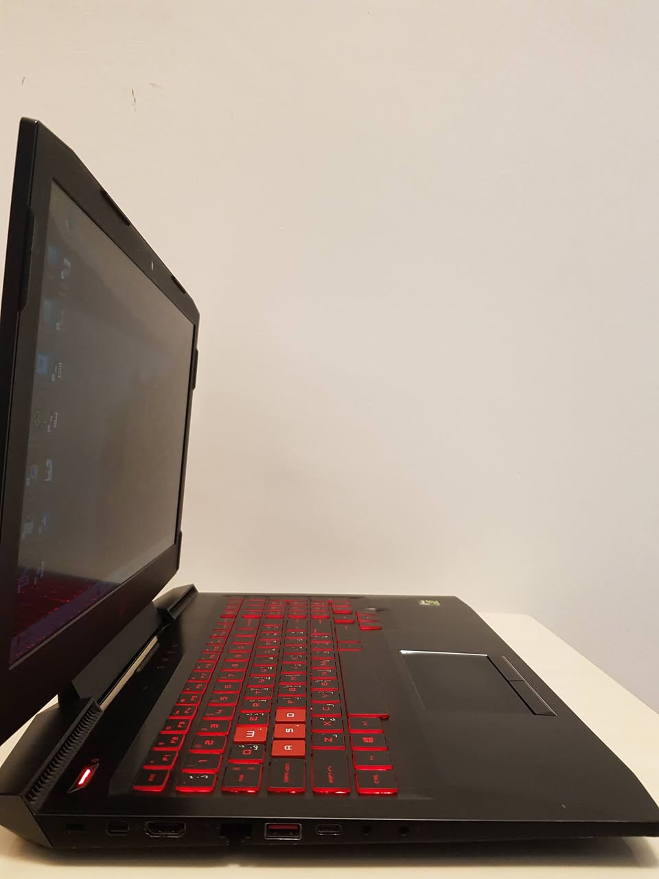 لابتوب HP OMEN 15 
Cpu: Core i7-7700HQ  Gen 7 
Ram: 16GB DDR4 
Hard: HDD 1TB + 128GB SSD NVMe 
Gpu: Intel 630 8GB Shared + NIVIDIA GeForce GTX 1050 4GB 
Screen:15.6" Full HD 

السعر 380$
 
***********
***********
