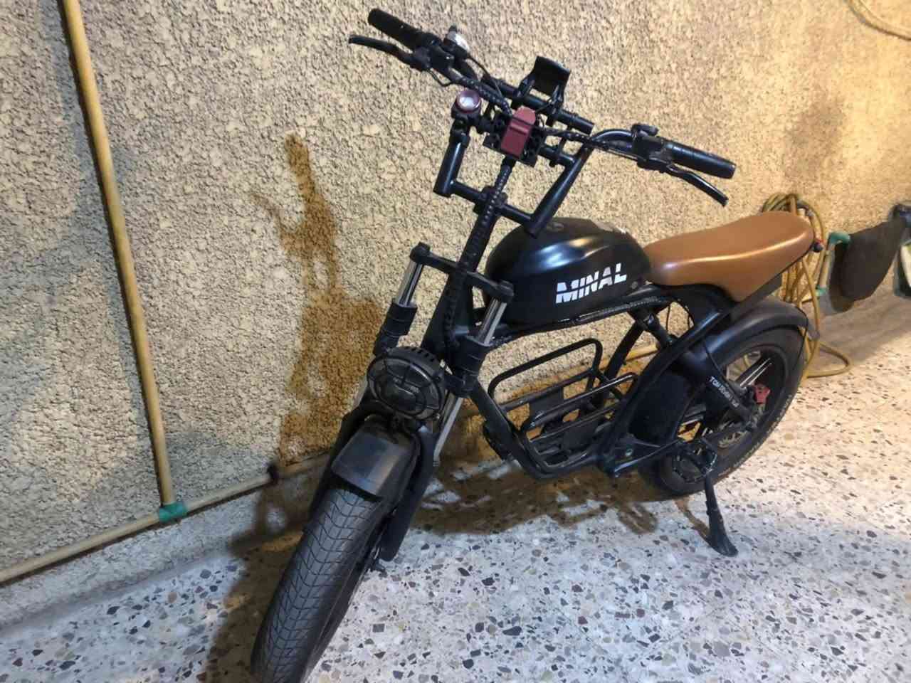 بايسكل شحن أصلي نظيف جدآ مستخدم قليل
للبيع والسعر مناسب جدآ  
ماركة MINAL
ضد الماء
ويل كب
حجم 20 
مصنوع مز الالمنيوم
يتحمل وزن 200 كيلو 
ماطور حجم 1000 واط
سرعة فعلية مع وزن الشخص تصل الى 50 كيلو متر 
بريك دهن هايدروليك دسك امامي وخلفي
شاشة عرض معلومات كبيرة ملونة ماركة key-disp 
أضاءة قوية جدآ عالي وناصي 
شحن موبايل USB 
دبل امامي هايدروليك 
دبل وسطي هايدروليك 
كير اصلي خلفي شيمانو 
يتميز بثلاث انظمة
1 بايسكل بايدر 
2 ماطور شحن 
3 بايسكل مساعد assistant
الاتصال على الرقم ***********
