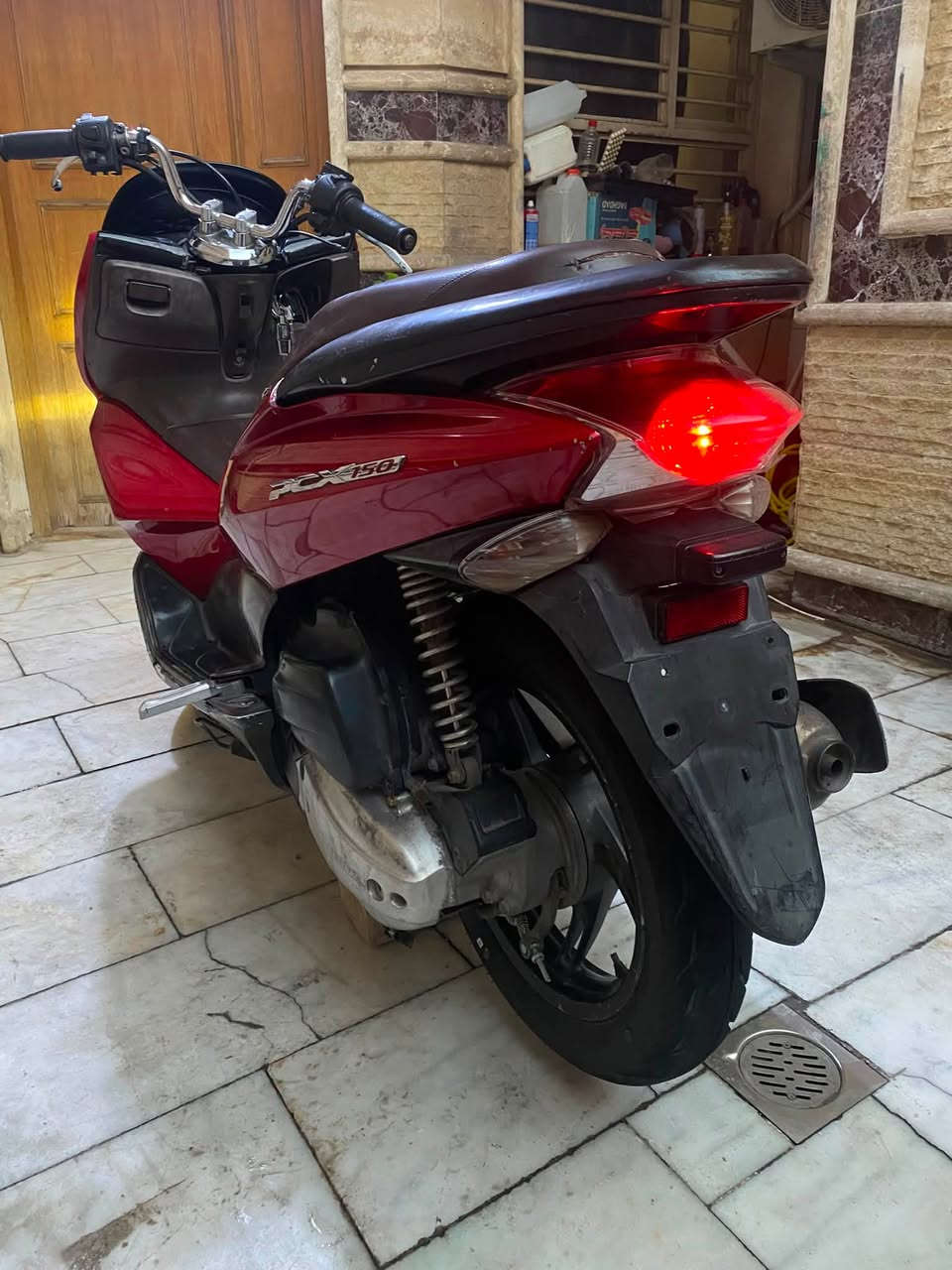 السلام عليكم دراجه pcx للبيع جيل اول ياباني دراجه حلوه وناعمه محرك 150 نقص بريك امامي
كفرات بلادي حساس ستاند شغال سعرهه ١١٥٠ وبيهه مجال
رقمي ***********
مكاني بغداد الطالبيه
