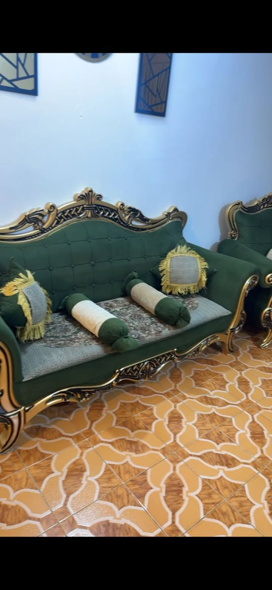 تخم ملكي 10مقاعد نضيف مكاني الشعب السعر 350 ألف للاستفسار الاتصال على الرقم ***********
