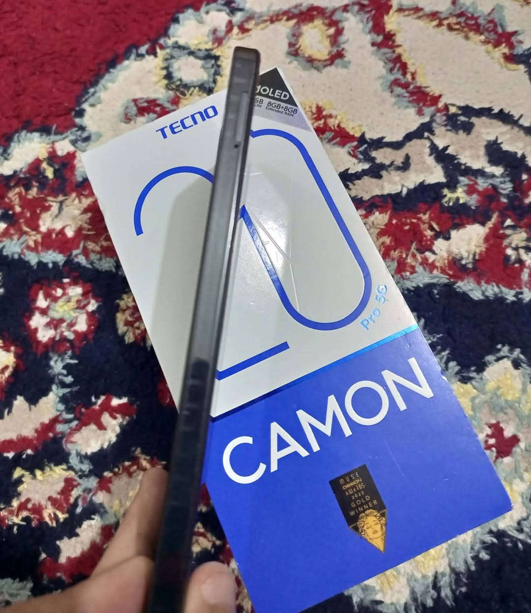 جهاز TECNO CAMON 20 Pro 5G
معالج يقدم أداء ممتاز: الهاتف يأتي مزود بمعالج Mediatek Dimensity 8050 ثماني النواة بتردد 3.0 و 2.6 و 2.0 جيجاهرتز وبدقة تصنيع 6 نانومتر، يقدم أداء ممتاز جدا ويعتبر من أقوى المعالجات 

شاشة امولد كبيرة: الهاتف يأتي بشاشة كبيرة الحجم مقاس 6.67 بوصة، الشاشة تغطي معظم مساحة واجهة الهاتف، ما عدا ثقب صغير للكاميرا الأمامية في أعلى وسط الشاشة

دعم 120 هرتز: الهاتف يدعم معدل تحديث الشاشة 120 هرتز 

كاميرا خلفية جيدة: الهاتف يأتي مزود بثلاث كاميرات بدقة 64 و 2 و 2 ميجابكسل، الكاميرات تقدم أداء في التصوير يعتبر جيد، مع دعم إمكانيات محترمة مثل تقنية التثبيت البصري OIS وتصوير الفيديو بدقة 4K

كاميرا أمامية بدقة 32 ميجابكسل: الهاتف يأتي بكاميرا أمامية بدقة 32 ميجابكسل تدعم تصوير الفيديو بدقة 1080P وفلاش LED ثنائي

بطارية كبيرة: الهاتف يأتي بسعة بطارية كبيرة (5000 مللي أمبير)

شحن سريع جيد: هاتف تكنو كامون 20 برو 5G يدعم الشحن السريع للبطارية بقوة 33 واط

دعم شبكات 5G: الهاتف يدعم شبكات اتصالات الجيل الخامس 5G

بصمة في الشاشة: الهاتف يأتي مزود بمستشعر بصمة الأصابع مدمج في الشاشة

الجهاز 90 فريم ببجي كدامك موضح بل كيم تيربو مال الجهاز مو برنامج 

الجهاز مكفول من كلشي مابيه اي شي ماداخل تصليح وياه شاحنته والكارتونه بس
 
وهديه تريد ماتريده براحتك الي هيه ايربود 2 ويه ساعه 7 سير 

السعر ثابت ماينزل 250 قفل
 مكاني كوت مركز مدينه


**إذا كنت صاحب هذا الإعلان وتريد حذفه لأي سبب، رجاءا أرسل رسالة إلى الدعم الفني**