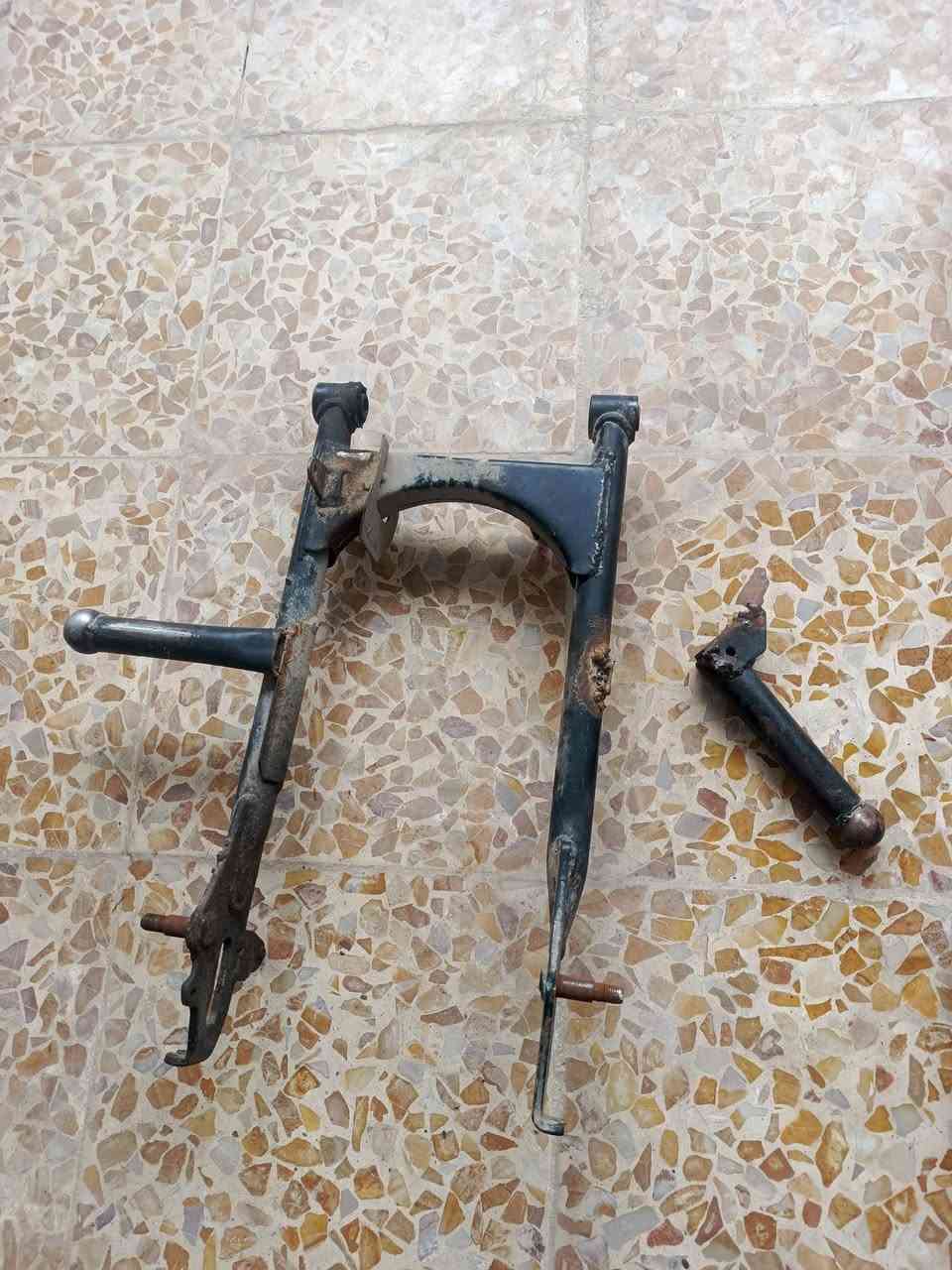 السلام عليكم شباب.. عندي هاي الأغراض مال دراجة للبيع، حالة الأغراض ممتازة وشغالة:
محرك (مكينة) كاملة: نظيفة جداً، صوت ناعم وشغالة 100%. 💰 السعر: 125,000 دينار.
​ماشية (جرّة) أمامية: نظيفة، تحتاج فقط لحيم بسيط بالحديد الجانبي. 💰 السعر: 20,000 دينار.
​زوج دبلات خلفية: بلاد ونظاف جداً (ما بيهم أي نضح دهن). 💰 السعر: 15,000 دينار للزوج.
​سبايدر (قاعدة حديد): نظيفة وما بيها أي كسر أو عوج. 💰 السعر: 10,000 دينار.
​كشن دراجة (NAMI 125): تنجيد بلاد ونظيف جداً. 💰 السعر: 10,000 دينار.
​كاربريتر (عدد 2): شغالين وجاهزين وما بيهم أي مشاكل. 💰 السعر: 7,000 دينار للقطعة.
📥 للتواصل: مراسلة الخاص فقط.


**إذا كنت صاحب هذا الإعلان وتريد حذفه لأي سبب، رجاءا أرسل رسالة إلى الدعم الفني**