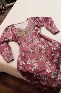 نسائي • قياس ٤٢ • توصيل بنات