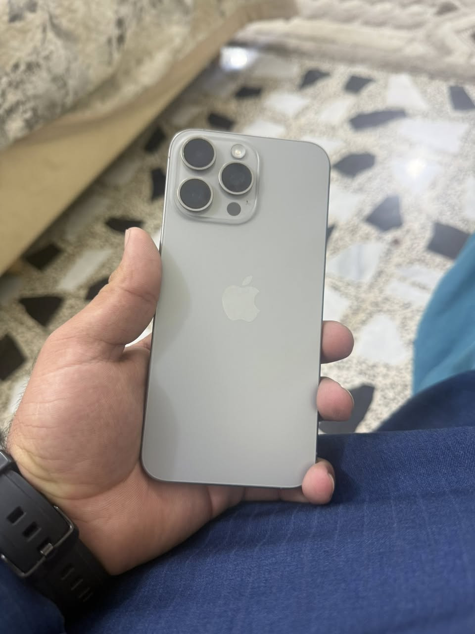 السلام عليكم
ايفون ١٥برو ماكس 
تيتانيوم ماستر A/AA 
بطاريه ٨٨  ذاكره ٢٥٦ جهاز مكفول. خدش واحد ما بي. قطعه كلش نظيفه 
عنوان بغداد  
***********   واتساب
