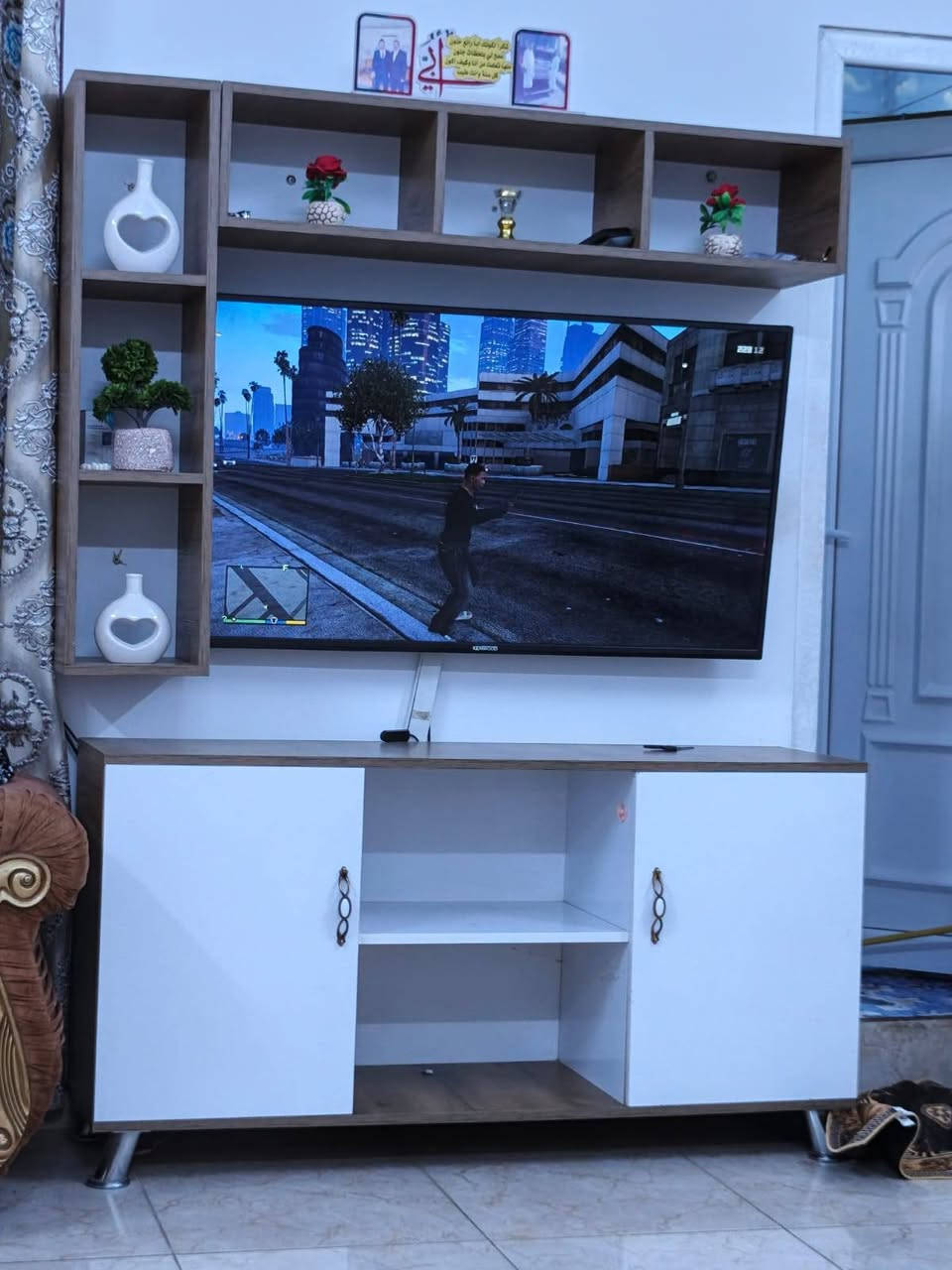 ميز تلفزيون مع رفوفه ب75وبي مجال
***********
