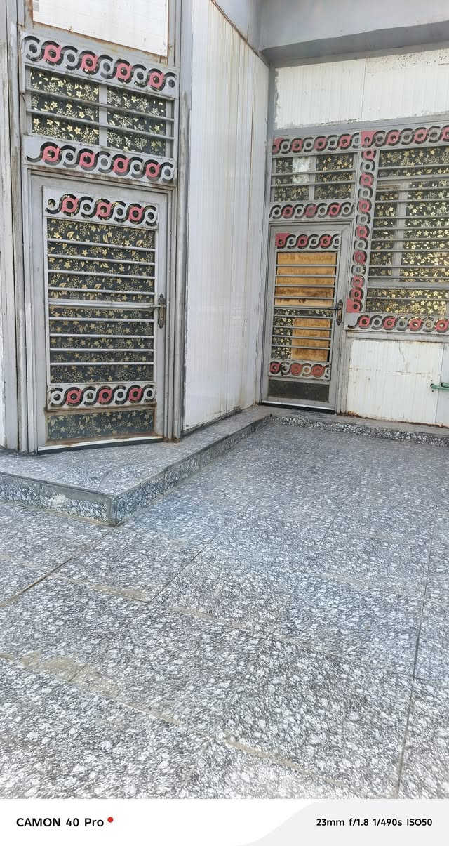 السلام عليكم بيت للايجار المساحه 200متر يحتوي على غرفتين نوم واستقبال ومطبخ وصاله وحمام وصحيات خارجيه البيت مبني بل كامل سندويچ العنوان ابي غرق حي السجاد منطقة الدليم يبعد عن شارع كربلاء 300متر للاستفسار اكثر اتصل على الرقم *********** احمد ابو حسين
