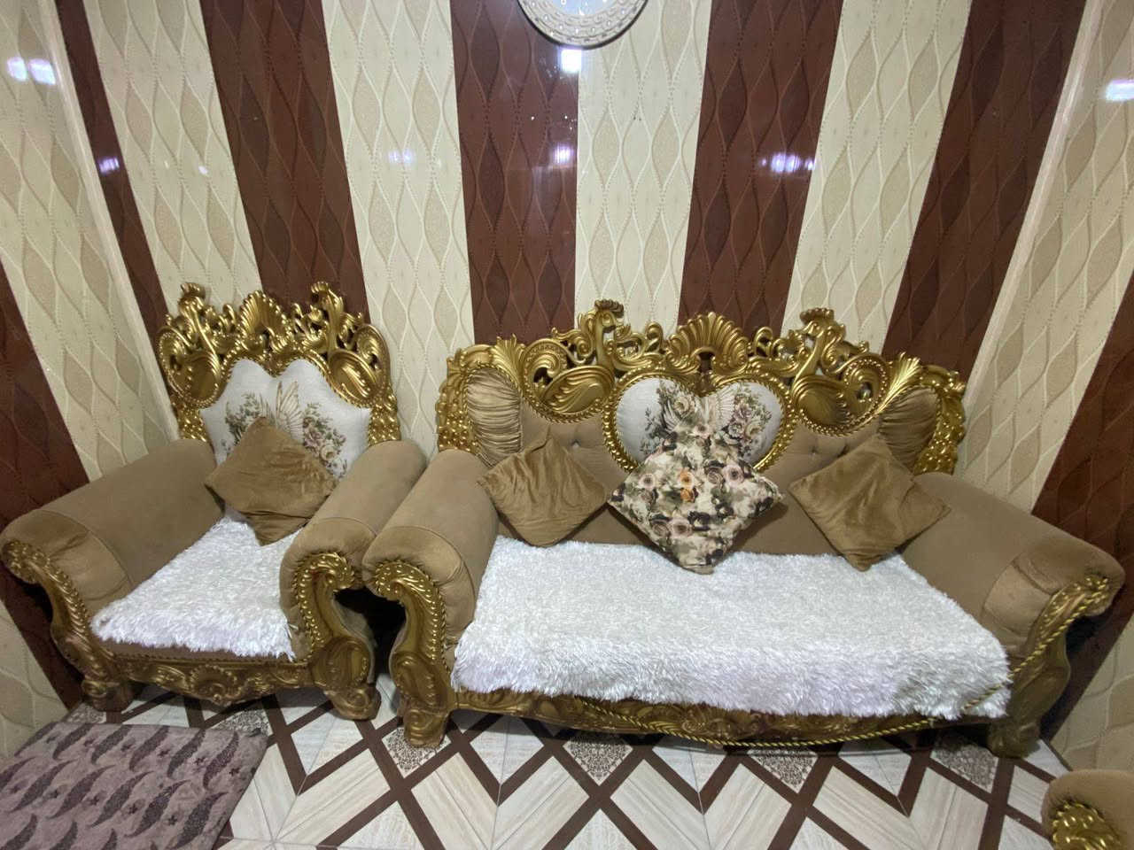 تخم ملكي 4 قطع نضيف مال بيت شراي يتصل أو يراسل خاص ***********
