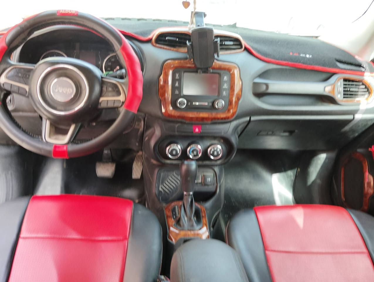 جيب رنكيد موديل 2017 نظيف محرك كير مكفول وحادثه بسيط جاملغ ضربه بسيطه لغد شواصي مكفوله السعر 115 وبيه مجال رقم بغداد ومراوس ايضا حسب النظافه والمراوس فقط العالي هاتف/***********
