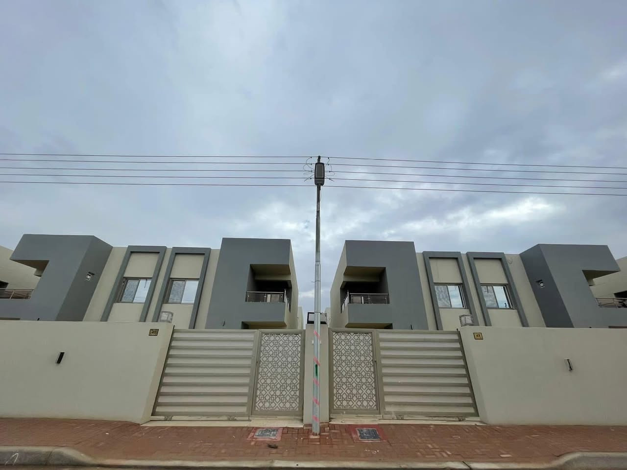 السلام عليكم 
بيت للبيع في مجمع نجمة بغداد السكني 
مساحة ٢٥٠ متر الواجهة ١٠متر والنزال ٢٥متر
٣ غرف نوم سند طابو صرف 
البيت استلام جديد وغير مسكون زيرو 
موقع المجمع بغداد طريق ابوغريب القديم مقابل مجمع البدور السكني 
للأستفسار ***********
