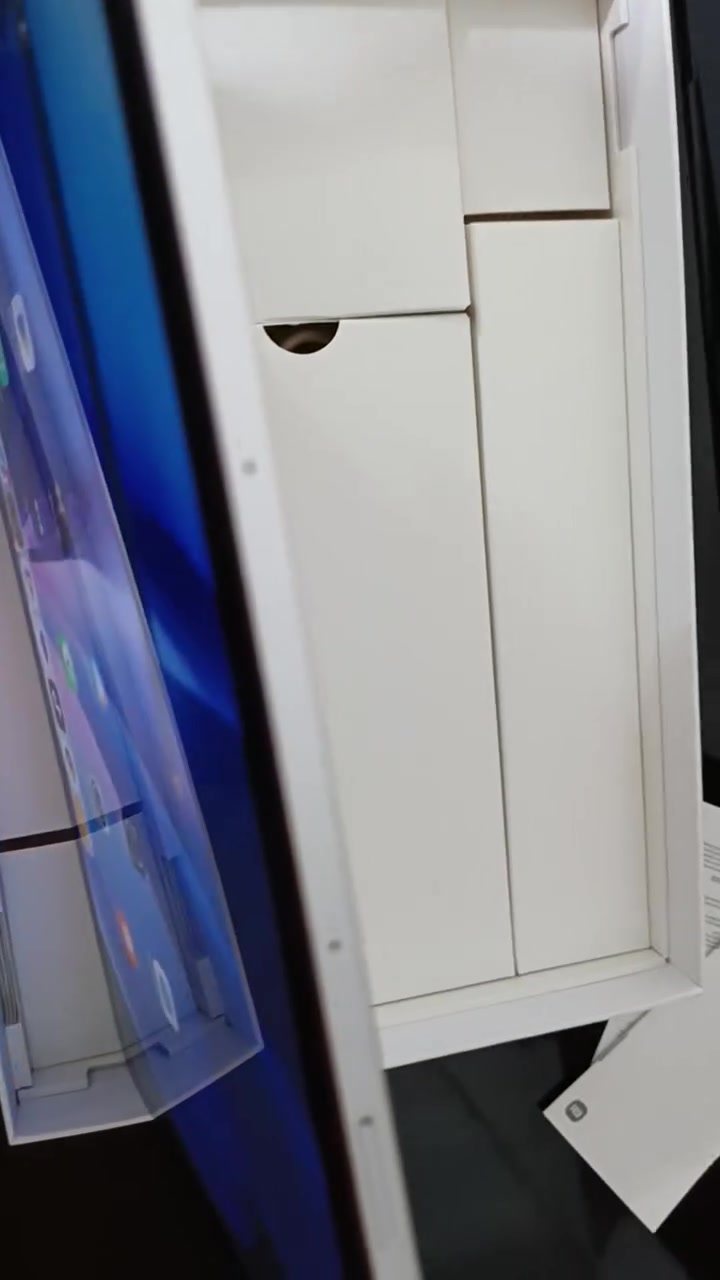 ‏@:متوفر عندي ايباد redmi pad 2 pro
يجي بذاكره 256 العشوائيه 8 يدعم تخزين خارجي ميموري كارد ومنفذ سماعه 3.5
شاشه بدقه 2.5k ب اكثر من مليار لون
مقاس الشاشه 12.1 انش
معالج snapdragon7s gen4 ثماني النواة بدقه تصنيع 4 نانو متر
يدعم 60فريم مستقر بجوده،hdr
يجي ب4 سبيكرات محيطيه بتقنيه dolpy atmos
بطاريه 12000 ملي انبير بقدره شحن 33w وشحن عكسي 27 واط
يجي بفريم المنيوم
تردد الشاشه120hz هيرتز IPS LCD
يدعم الواي فاي الجيل السادس وبلوتوث 5.4
الجهاز مستعمل اشتريته للدراسه وهسه اريد. ابيعه بسبب احتياجي للمال والجهاز قوي وما يعيبه غير وزنه او حجم شاشته لان الجهاز جبير بالذات للي ممتعود عل احجام الجبيره من الاجهزه سعره 350 الف وبي مجال شويه ضرره بس ضربه بالشاصي صغيره موجوده صور هم
للعلم الجهاز تجي ويا ملحقاته كيبورد وشاحنه الاصليات زائد هديه فريز ميمو مكاني نجف للتواصل واتساب او فيسبوك ***********
