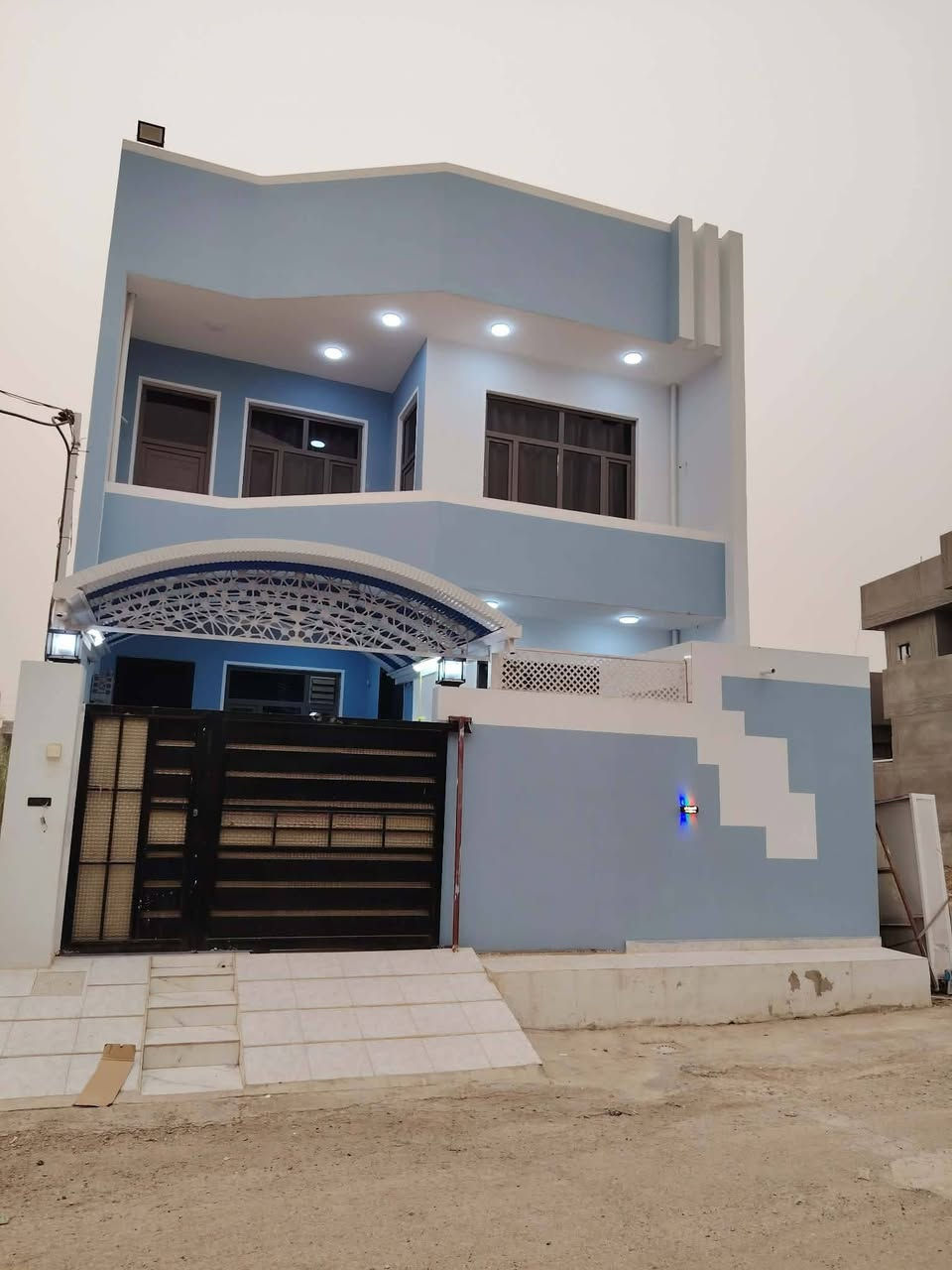 السلام عليكم
بيت للبيع مساحة ١٦٠.الواجه ٨ متر والنزال ٢٠  متر البناء قاطين كامل  غرفتين جوه وثنين فوك وصاله  وحمام  الموقع تقاطع القدس خلف كليه بلاد الرافدين للإستفسار على الرقم *********** السعر ١٤٥ مليون جنس الأرض زراعي ٢٥
