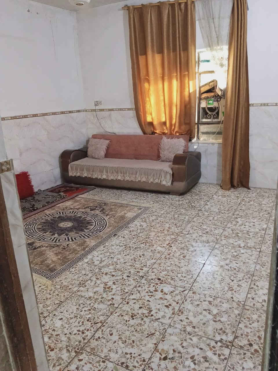 هذا البيت للبيع مساحه 350 متر يحتوي على 3غرف نوم واستقبال ومطبخ وحولي وصحيات طابو زراعي سند25 السعر 110وبي مجال
*********** 

هذا البيت للبيع مساحه 350 متر يحتوي على 3غرف نوم واستقبال ومطبخ وحولي وصحيات طابو زراعي سند25 السعر 110وبي مجال

