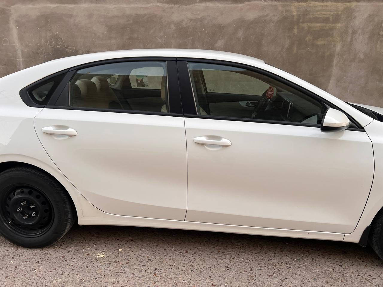 السلام وعليكم كيا سيراتو للبيع موديل 2022
ماشيه 96 الف رقم سليمانيه تحويل مباشر
علماً ظايف للسياره منظومة زنون 
وشاشه وكامرات امامي خلفي
محرك 1600 دوش
مكفوله كفاله عامه جاهزه من كلشي 
دواخل لونين
السعر 152 ورقه 
تليفون ***********
عنوان السياره بغداد
