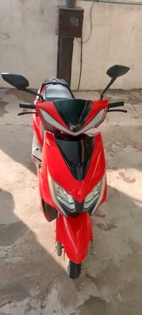 📍 دراجة شحن كهربائية – شكل سكنس (للبيع) 🔹 المحرك: 1000 واط – قياس 10 ب...