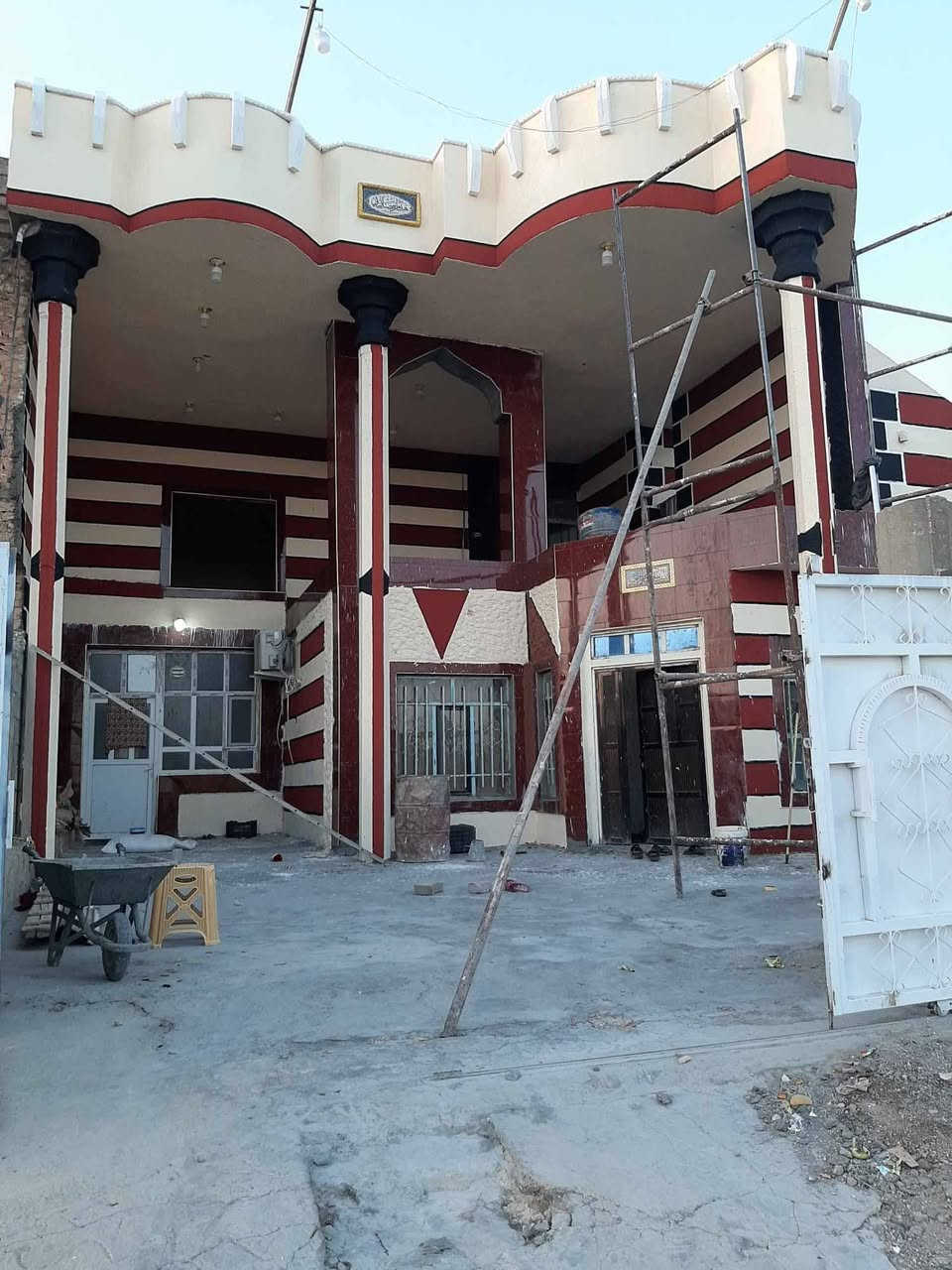 السلام عليكم ورحمه الله وبركاته اخوان موجود كادر عمل بناء حجر بناء بلوك ولبخ خارج اسعار مناسبه وشغل ممتاز
للتصال ***********
