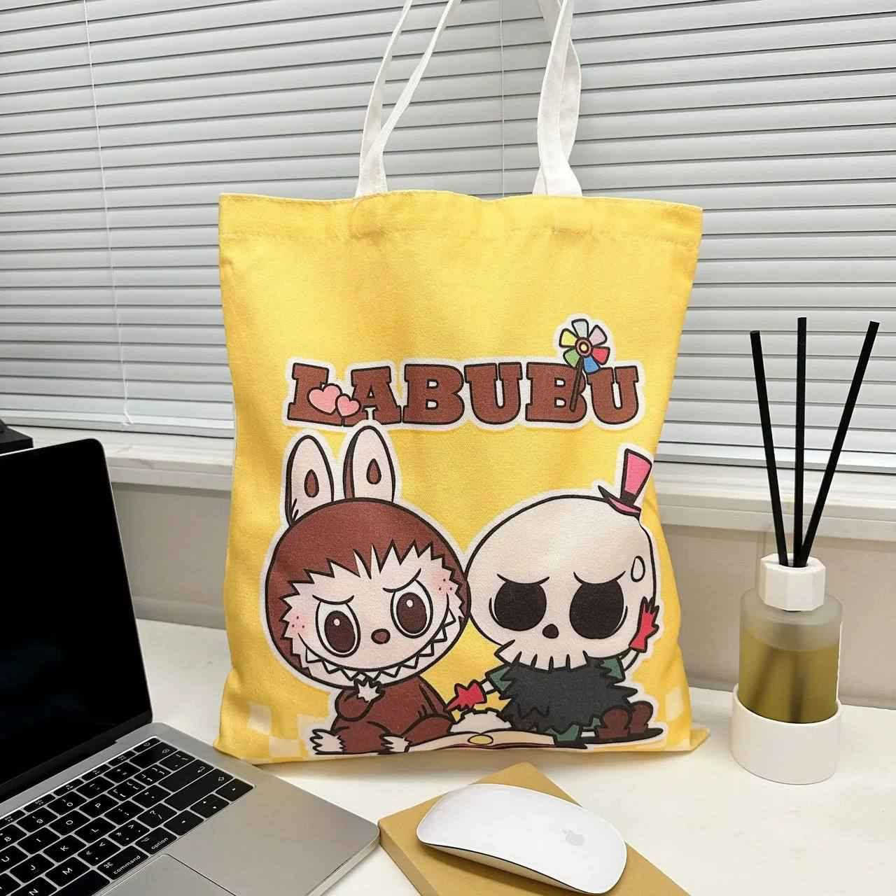 👛حقيبة كتف لابوبو الجديدة 👛
شنطة قماش غير رسمية بطابع كيوت وعصري، تناسب كل يوم سواء للطلعات، الشوبنغ أو حتى الاستخدام اليومي 💖

🧸 تصميم مستوحى من شخصية Labubu اللطيفة، مع 9 رسومات مختلفة تعطيها شكل ممتع ومميز 😍🎀

📏 المقاس:
الارتفاع: 38 سم 📐
العرض: 30 سم 📐

💼 مناسبة لـ:
• الطلعات اليومية 🚶‍♀️
• المكياج ومستحضراتك 💄
• أغراض البيبي 👶
• الشوبنغ والتسوق 🛍️
• الاستخدام المدرسي أو الجامعي 📚
✔️ قماش قوي وخفيف بنفس الوقت
✔️ مساحة واسعة وترتيب عملي للأغراض
✔️ تصميم كيوت يناسب البنات بكل الأعمار
✔️ سهلة الحمل ومريحة على الكتف
💫 شنطة تجمع بين الكيوت والعملية… خفيفة، مرتبة وتكفي كل احتياجاتك اليومية بدون تعب

سعر القطعة خاص 
🚘يوجد خدمة توصيل لجميع محافظات العراق ٤ الاف🚘 بغداد, العراق


**إذا كنت صاحب هذا الإعلان وتريد حذفه لأي سبب، رجاءا أرسل رسالة إلى الدعم الفني**
