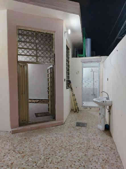 يا الله السلام عليكم بيت للبيع المساحه ١٥٠ متر البراكيه شارع المطار القديم قرب شارع علكم قريب لشارع اساس صب كونكريت سقف صب كونكريت بناء طابوق نهروان البيت كامل من كلشي يحتوي على غرفتين استقبال صاله مطبخ صحيات داخلي وخارجي جنس العقار طابو زراعي سند ٢٥ نسخه من السند وياه السعر ٦٥ مليون معه المجال الاستفسار على الرقم ***********
