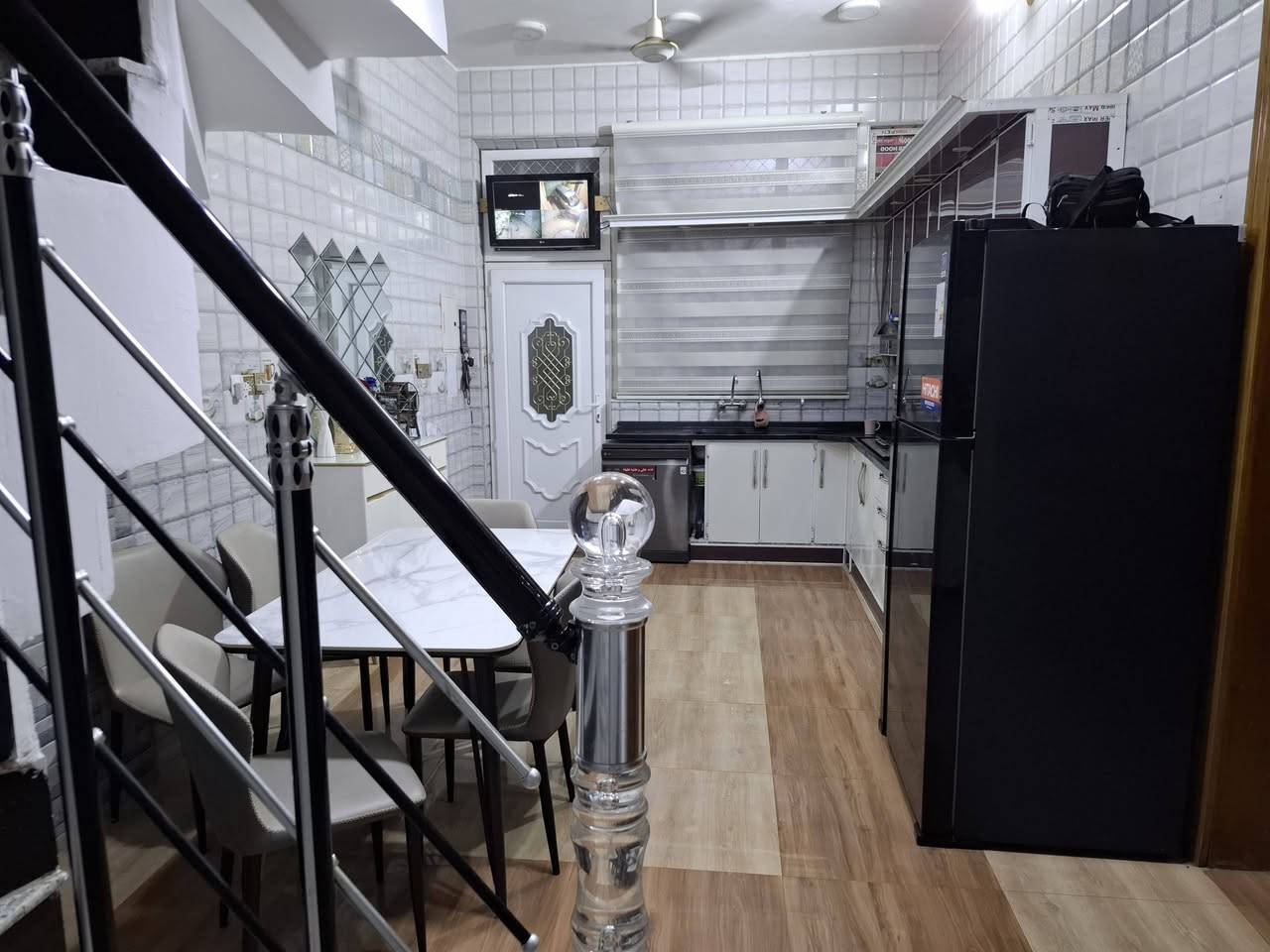 السلام عليكم بيت للبيع طابو صرف المساحه ١٤٠ متر بحي العسكري مجاور محل ابو نبا للنشائيه قريب على معهد القاسم الاهلي طابقين غرفتين نوم واستقبال وهول ومطبخ وصاله استفسار اكثر اتصال على الرقم *********** وبي واتساب
