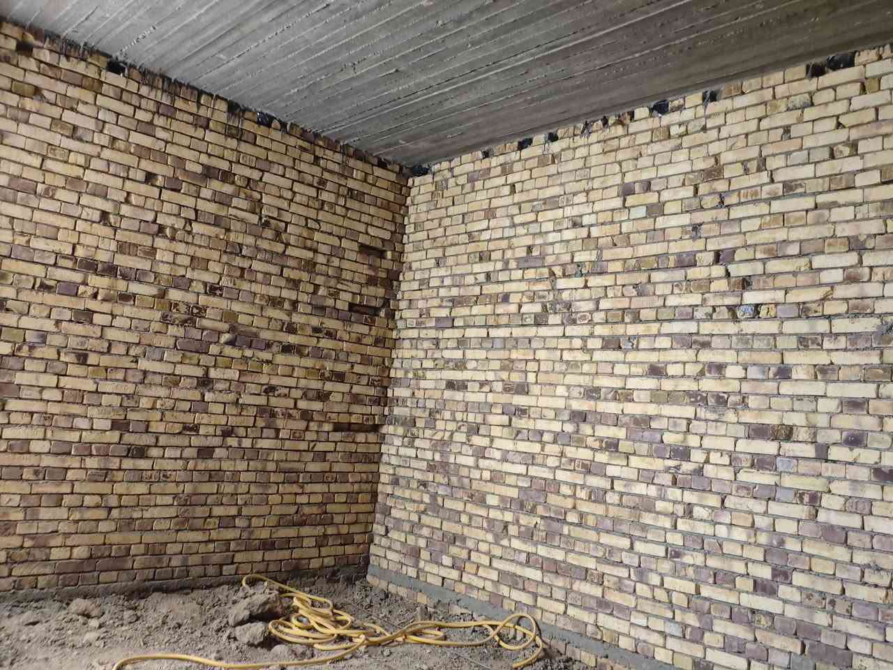 السلام عليكم هيكل بناء كامل 160متر استقبال و مطبخ و صاله غرفه صحيات داخليه و خارجيه مناور عدد 2كونكريت مسلح ارتفاع 3.45ثالث بيت عن شارع عشرين العنوان حي الجامعه قرب اسواق البقيع الاتصال على الرقم ***********.
