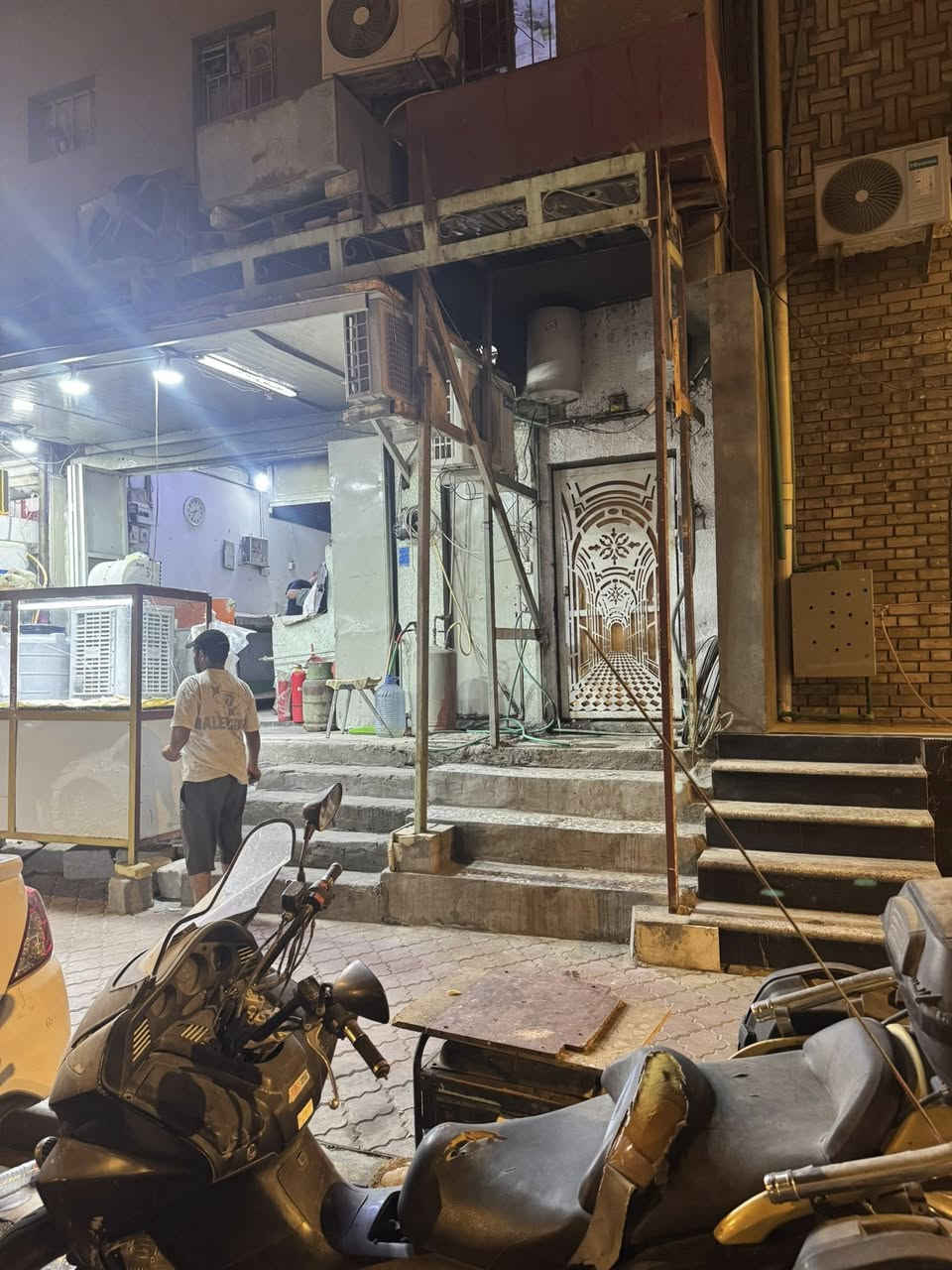 شقه مؤثثه للايجار في مناوي باشا موقع جدا ممتاز شارع المرور البنايه بصف الركن مالشارع العام التفاصيل غرفه بيهه قاطع المنيوم باعتبار غرفتين صغار  وصاله ومطبخ وحمام بيهه سبالت عدد ثنين غساله فول اوتوماتك طخم قنفات طباخ ثلاجه برادكنتور چربايه نفرين ميز تواليت سنك كيزر كامله والكهرباء حسابهم واصل من ضمن الايجار الشقه طابق اول كلشي متوفر يمهه اسواق مخبز مطعم جواها كلش   سعره750 الف للاستفسار الاتصال على الرقم الموجود متوفر اتصال ***********
