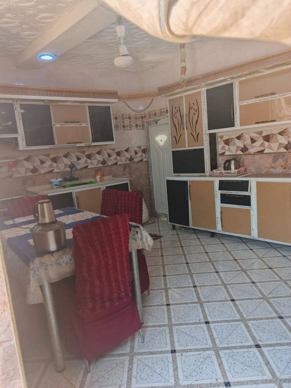 دار للبيع مساحه 276 متر طابو صرف هاشميه حي الباقر خلف معمل النشأ قرب شركة الأتحاد سقف عكاده يحتوي على ستقبال طول 12متر عرض 4ونص المطبخ طول 5×4 الصاله الطول 9×4 يحتوي الطابق الأرضي غرفتين 5×4 وغرفه صغيره 3×3 سطح يحتوي على غرفه 5×4 ومخزن جينكو حمامات داخليه وخارجيه واجهة الدار تحتوي على محل اللأستفسار *********** واتساب فقط.
