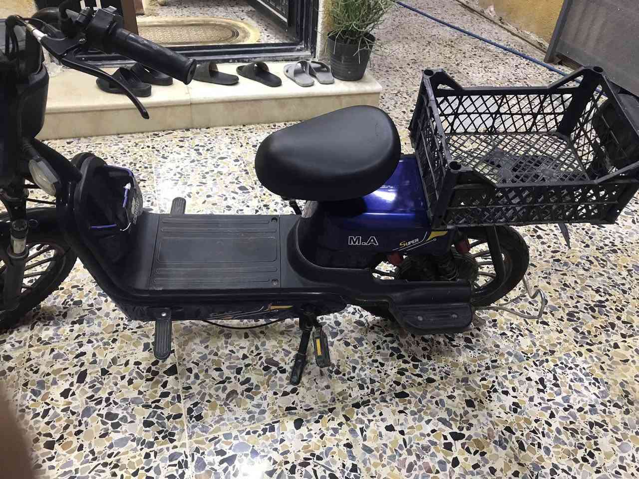 دراجه البيع ١٥٠ وبيه مجال  بطارياته ضعيفة بس تمشي  مكان بغداد  رقم الهاتف ***********
