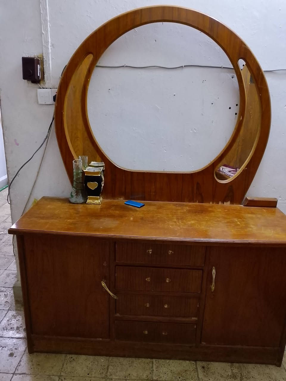 السلام عليكم غرفه للبيع 500 وبيه مجال
للاستفسار على رقم ***********
