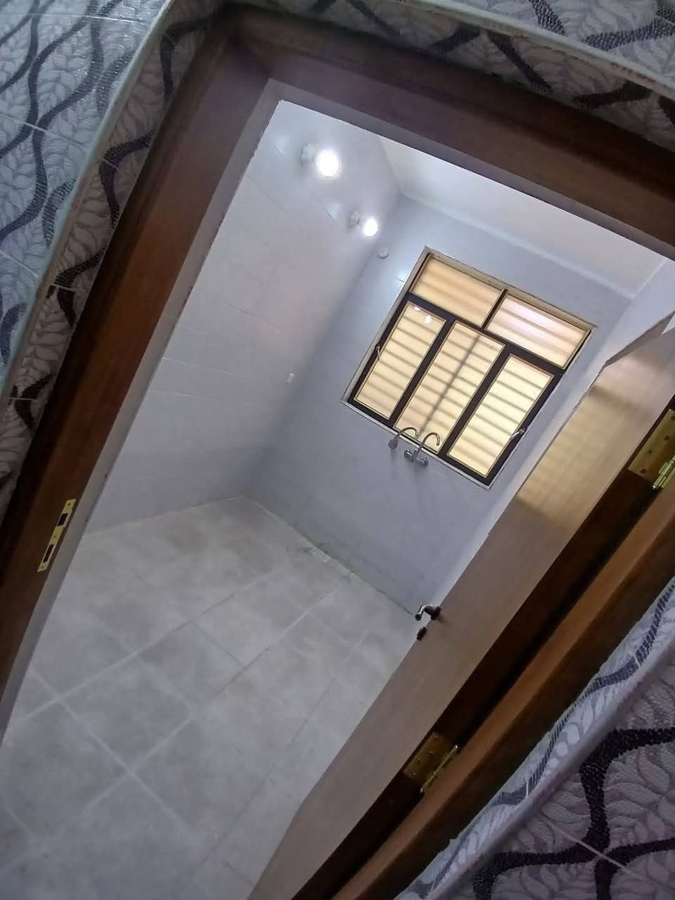 #للايجار___في____السيدية
وحده سكنيه طابق ارضي مساحه 100 متر 

تحتوي على غرفه وصاله ومطبخ وحمام 

بدل الايجار 600

***********
