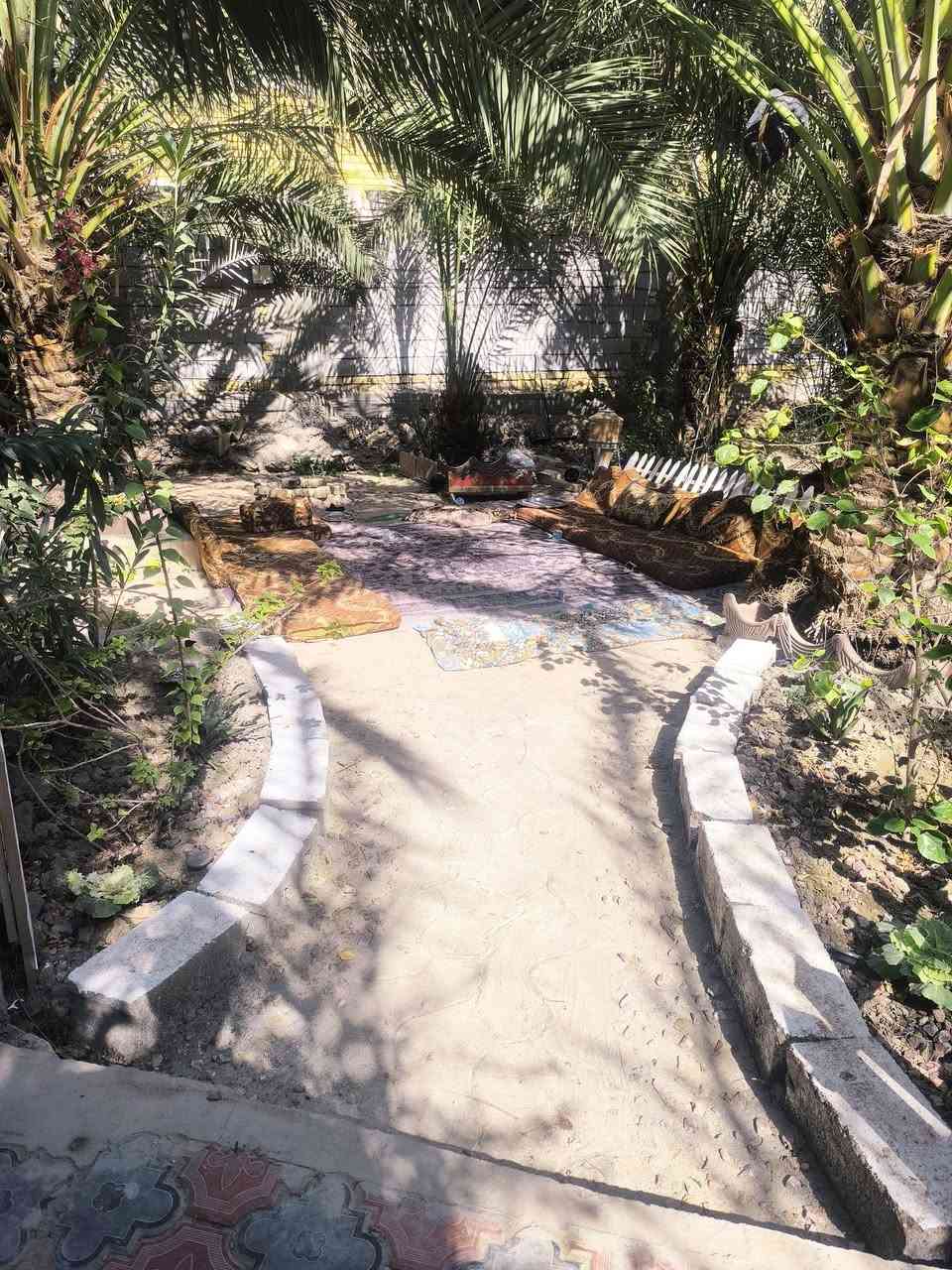 بيت للبيع 950m
 مساحة البناء 300 (قاسميهن بيتين كل بيت باب وحد ) 
وبيه محل ببداية البيت مأجر ينه 
بناء بلوك كهربائي حديث وبيه ٥ غرف وصالة وصحيات داخليه وخارجية ومطبخ واستقبال 
يبعد عن الشارع العام ١٠٠ م  والتبليط واصل للباب البيت 
,زراعي سند 25 بيه وصل تطويب 
انواع الفسائل بيه مزرعة كلش مرتبة وتعبابنين بيه مايقارب 20 نخلة وكلة حمال 
والفواكه بانواعه
الموقع سوق الشيوخ ( حي الجوادين ) 
نزلة الكهوة 
للتواصل 
***********
***********
