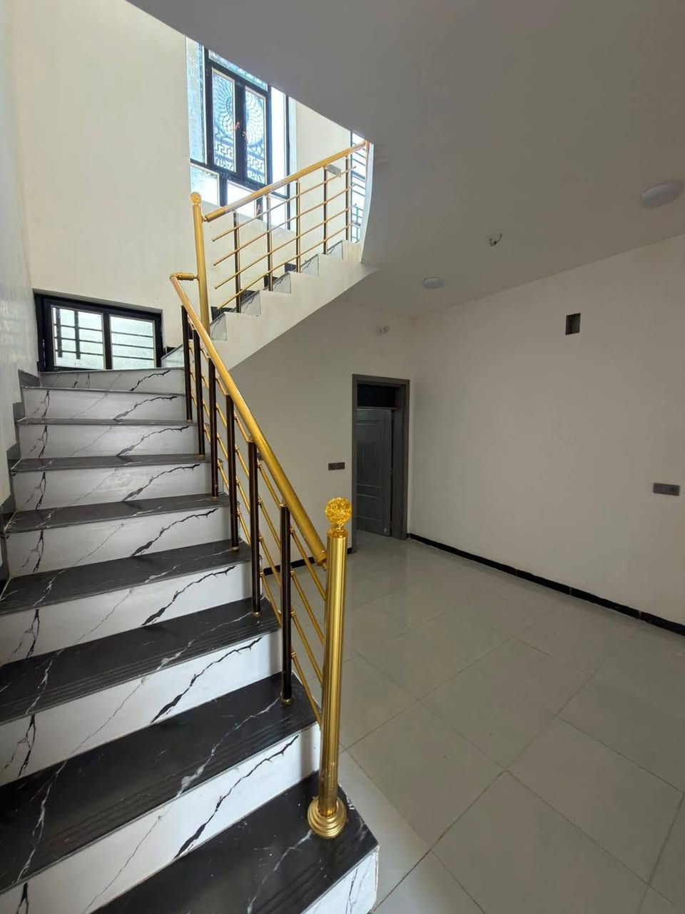 مشتمل للبيع المساحه ١٠٠ متر الواجه ٥في ٢٠ الجغيفي الثانيه كاع الحلابسه طابو زراعي بجر ٢ طابق الأرضي ١ الطابق الثاني غرفه سويت مع الصحيات صاله كبيره فول الفول باسم شخص تحويل مباشر قرب أسواق جنه اتصال *********** اسيا كورك *********** اسماعيل الجميلي مكتب المنار للعقار عبورالجسر الجغيفي الثانيه
