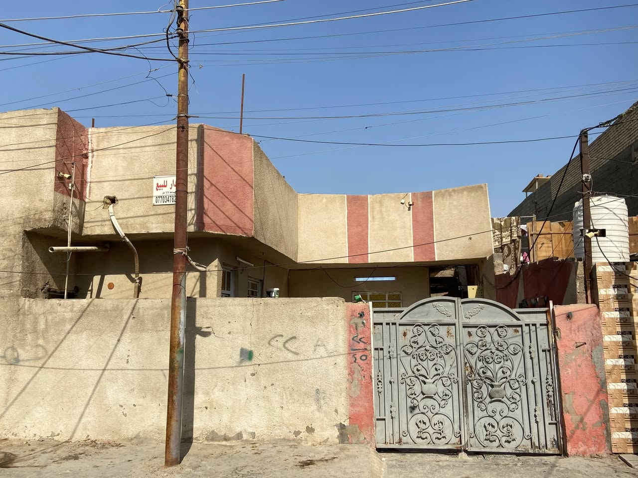 بيت زراعي للبيع المساحه ٣٠٠متر 
يحتوي على أربع غرف نوم 
ومطبخ حار و بارد 
واستقبال 5×10
هول 4×5
يحتوي على ثلاث مداخل 
العنوان.. 
البلديات .شارع المصرف .فرع صيدليه كوثر حسين .
السعر 260 قابل للتفاوض 
الاستفسار على رقم الهاتف 
***********
