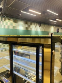 عارضة كيك للبيع مستخدمة شي قليل نضافة فول مثل مموضح بلصورة للتواصل: ٠٧...