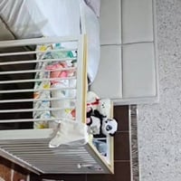 سرير أطفال • مع مرتبة • بكامل أغراضه