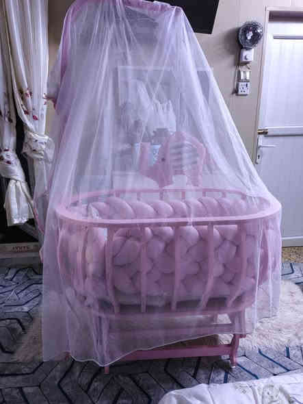 كاروك" (سرير أطفال) صناعة تركية، وهو مناسب للأطفال حديثي الولادة وحتى عمر 3 سنوات، مصنوع من خشب MDF، ويمكن استخدامه كسرير هزاز أو ثابت  رقم الهاتف:***********
