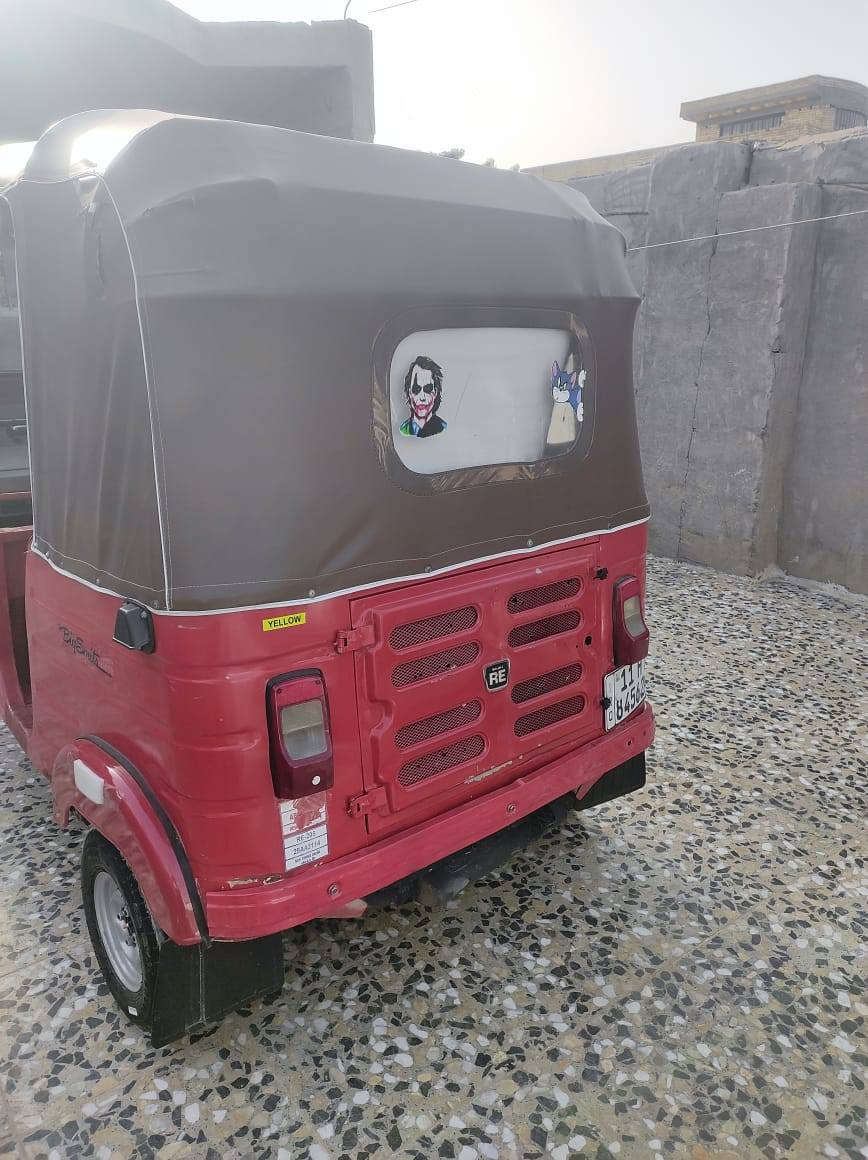 السلام عليكم شباب تكتك للبيع موديل ١٨ رقم وسنويه انكليزي تحويل ثاني يوم للاستفسار *********** ملاحضه ما متواجد على الخاص متكلف بل نشر
