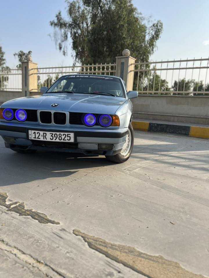 بي إم 525 
سنويه ابسمي 
29/11/22
صبغ عام جماليه 
حادث مابيها 
فتحه سقف 
كير اوتو 
تبريد تدفئه شغال 
كير او محرك شرط 
كاربون 
سنتر لوك 
***********
السعر (58)
