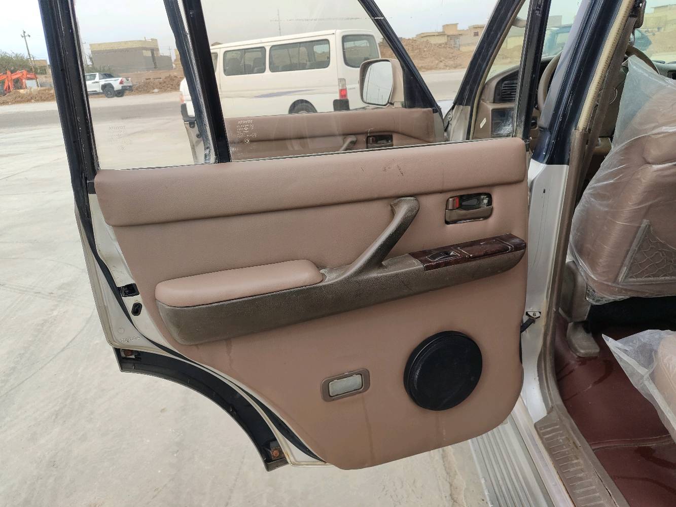 لاندكروز موديل 97 
رقم بغداد سنويه لل27 
مكينه بلاد 4500نوزل 
كير اوتماتيك 
دبل تانكي ودبل فيتبم 
دفع رباعي شغال 
غرفه معمره جديد فرشه كشنات بطاين كهربائيات كلهة شغاله فتحه شغاله السياره جاهزه بلاديه مامصبوغه بيهة جراد 
