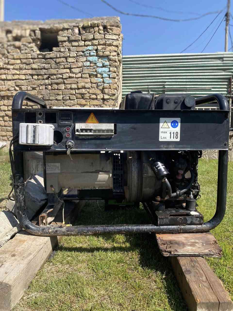 مولد سوبرا إيطالي 10 كيفي 40 أمبير 3 فيز  نضيفه كلش  جاهزه للشغل السعر 8 $بيه مجال
***********

***********
